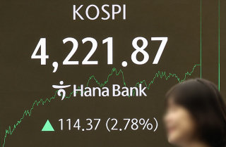 2025년 11월 3일 서울 중구 하나은행 본점 딜링룸 전광판에 코스피 종가가 표시되고 있다. 이날 코스피는 종가 기준 역대 최고치를 기록했다. 뉴스1
