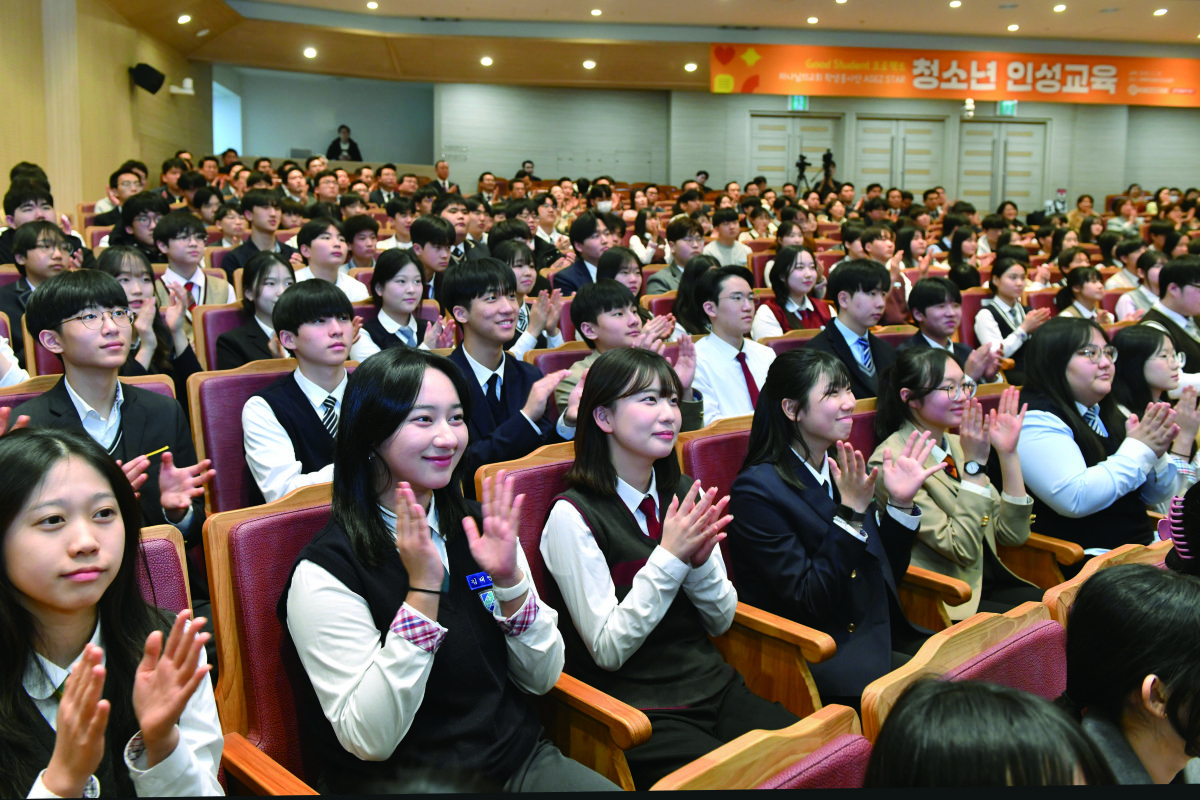 2025년 2월 19일 ‘새예루살렘 판교성전’에서 실시한 청소년 인성교육에 학생들이 즐겁게 참여하고 있다. 하나님의 교회