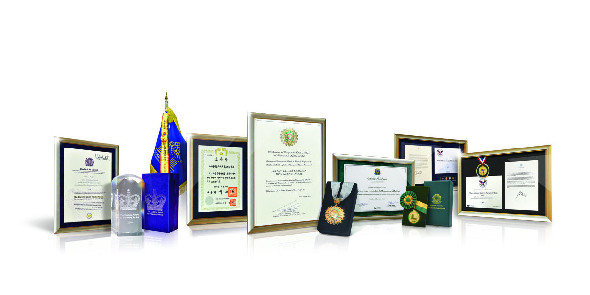 하나님의 교회가 받은 상들. 왼쪽부터 영국 여왕 자원봉사상, 대한민국 대통령 단체표창, 페루 국회 훈장, 브라질 입법공로훈장, 미국 대통령 자원봉사상. 하나님의 교회