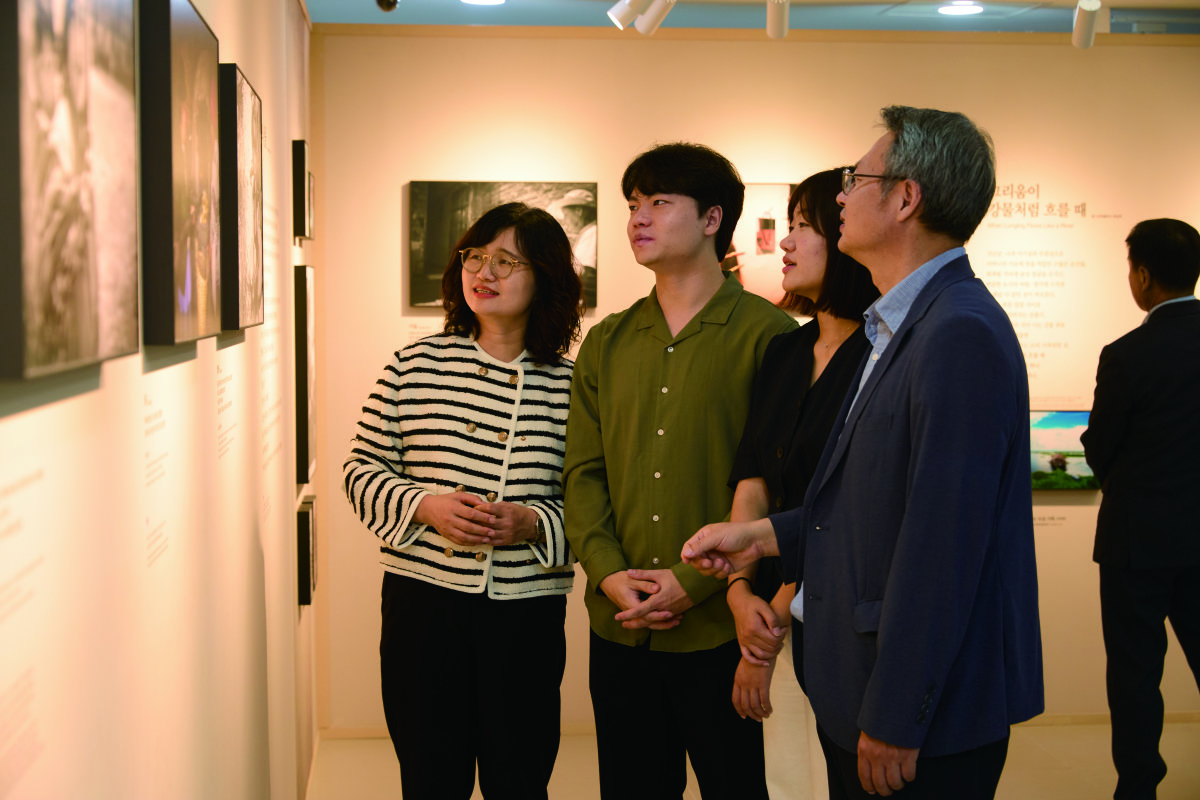 ‘인천간석 하나님의 교회’에 마련된 ‘우리 어머니’ 글과 사진전을 관람하는 가족의 모습. 하나님의 교회