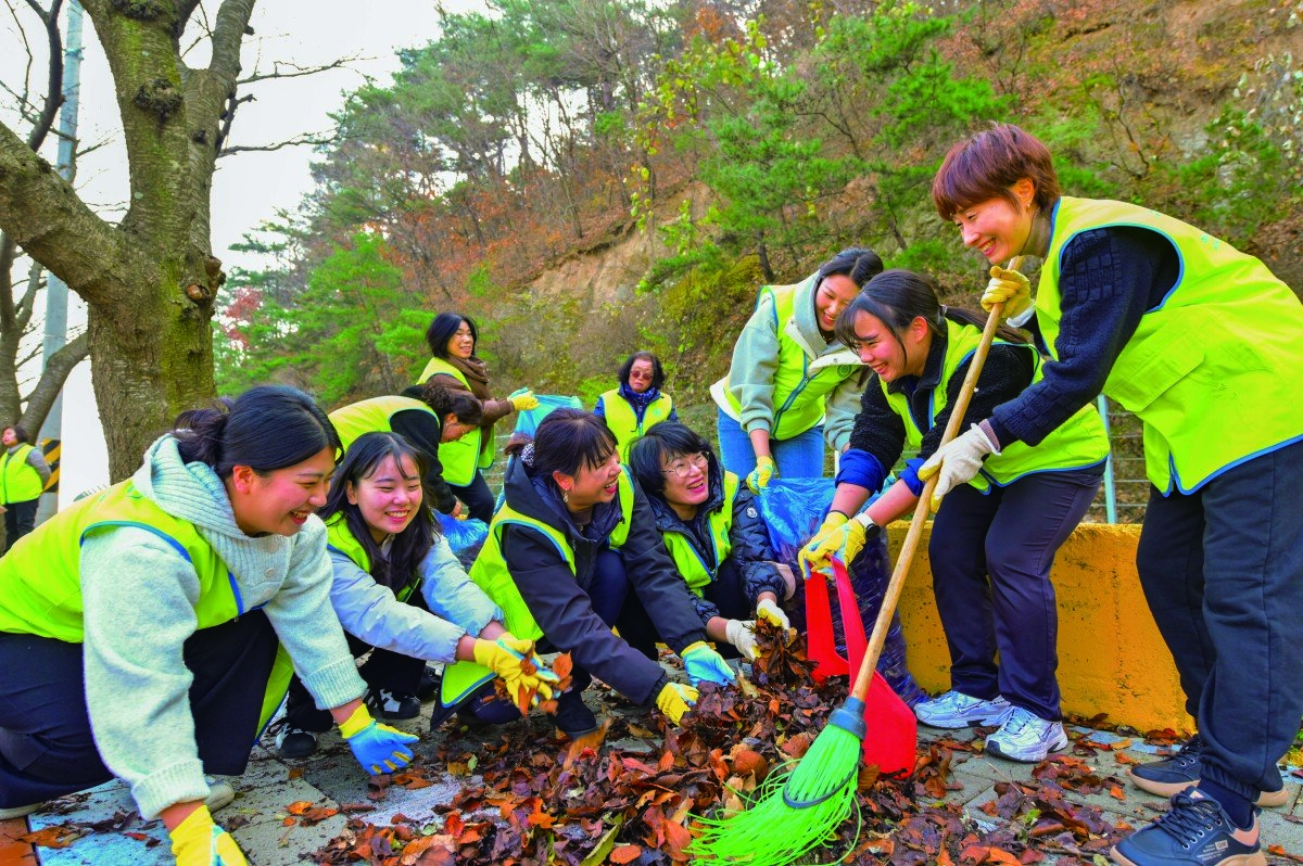 2025년 11월 26일 경북 영천시 영천댐하류공원에서 열린 ‘희망의 숲’ 캠페인에서 하나님의 교회 신자들이 낙엽을 수거하고 있다. 하나님의 교회