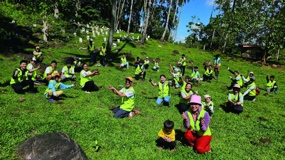 2025년 12월 7일 필리핀 남삼보앙가주 파가디안에서 열린 '희망의 숲' 캠페인에서 하나님의 교회 신자들이 2000그루의 나무를 심고 있다. 하나님의 교회