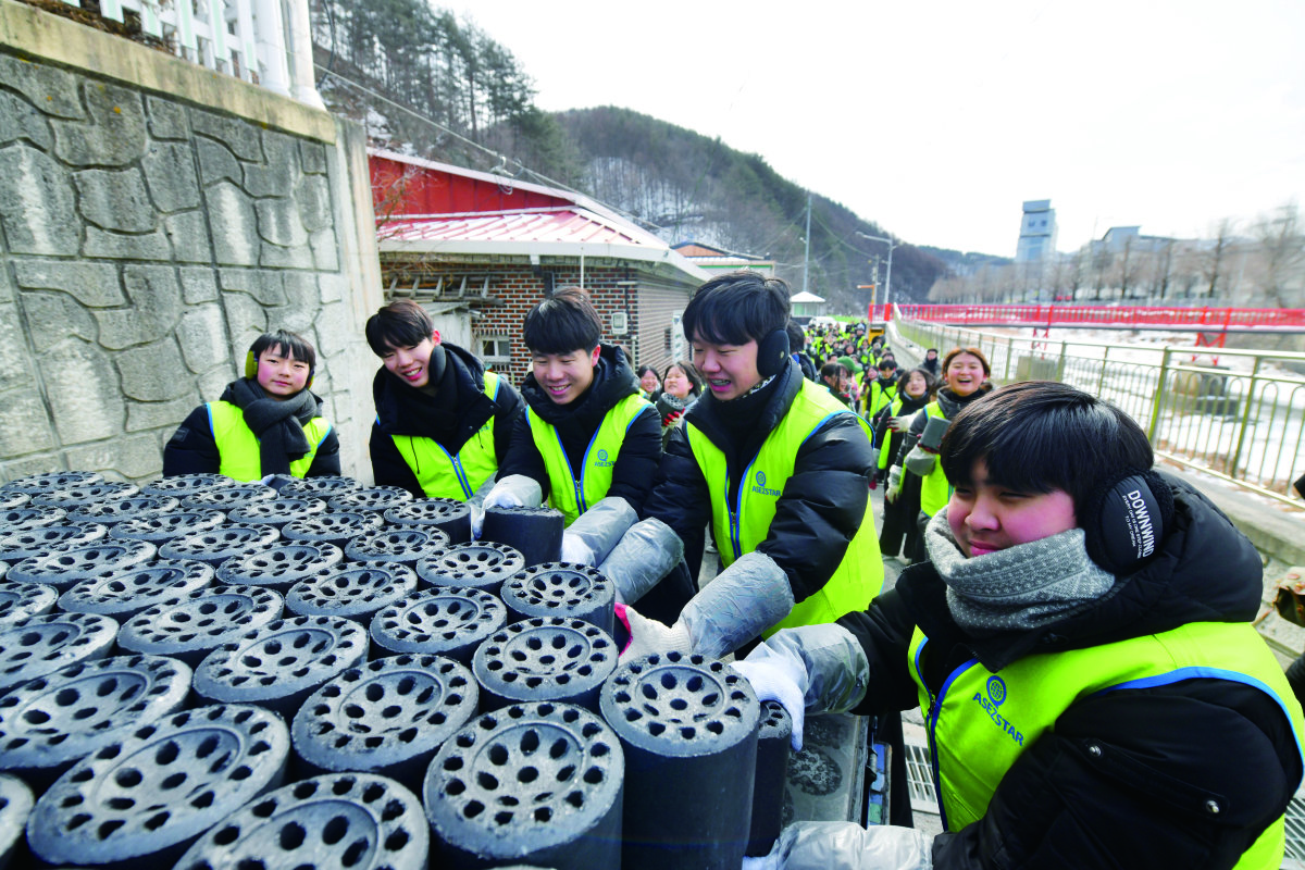 하나님의 교회 학생봉사단 ASEZ STAR 회원들이 2025년 2월 강원도 태백시에서 사랑의 연탄 배달 봉사활동을 하고 있다. 하나님의 교회