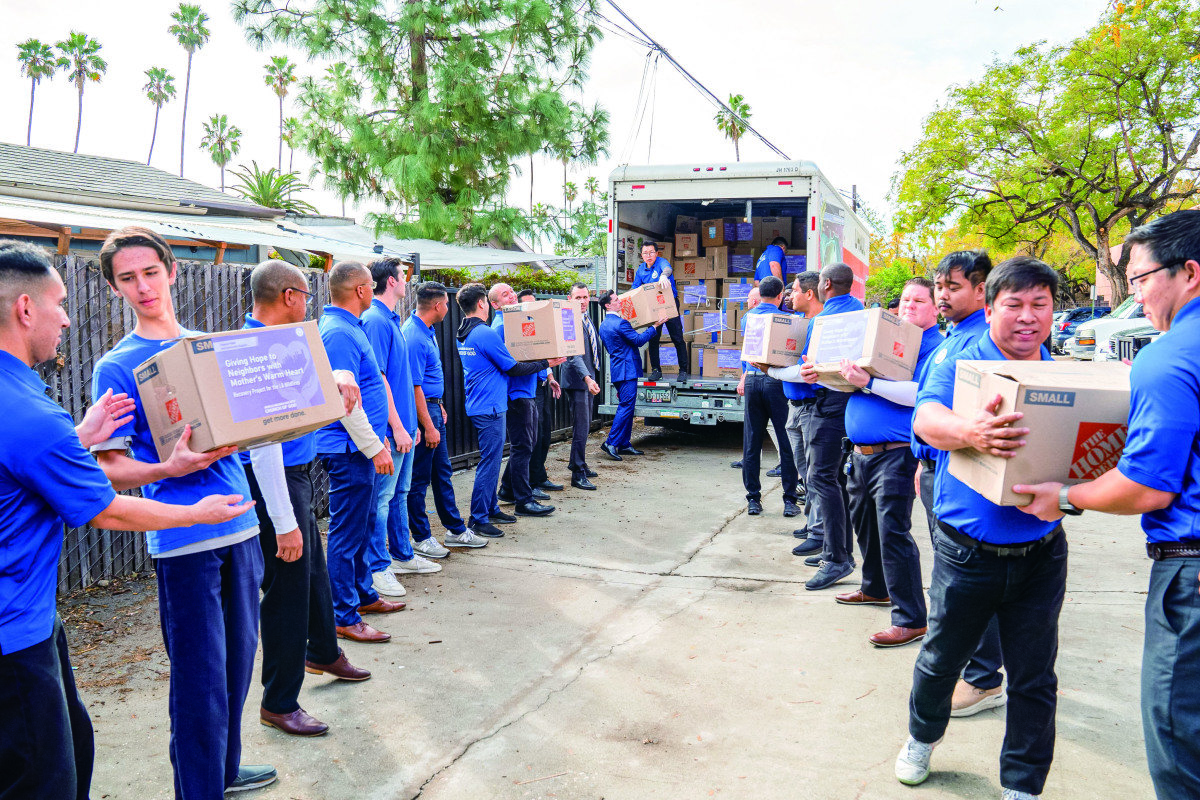 하나님의 교회 신자들이 2025년 1월 27일 미국 LA 산불 이재민을 위해 구호품을 나르고 있다. 하나님의 교회