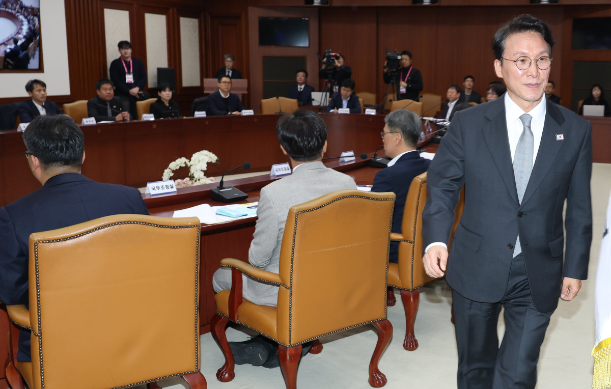 김민석 국무총리가 11월 24일 오후 정부서울청사에서 열린 ‘헌법존중 정부혁신 TF’ 간담회에서 모두 발언 후 회의장을 나가고 있다. 동아DB