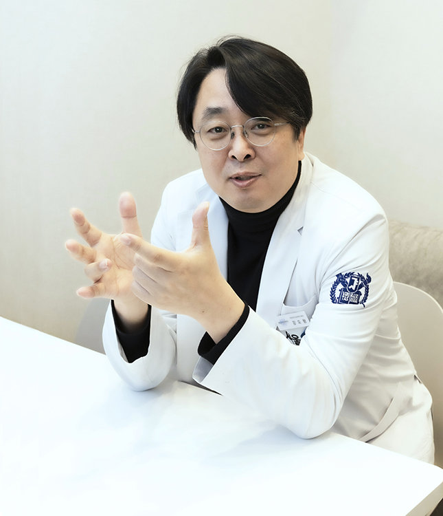 강도형 서울청 정신건강의학과의원 원장은 “무엇이든 혼자 결정하지 말고 신뢰할 수 있는 지인에게 객관적 피드백을 구하는 것이 사기를 막는 가장 강력한 예방책”이라고 강조했다. 박해윤 기자