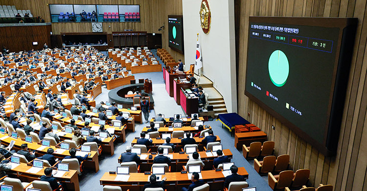 2024년 12월 26일 서울 여의도 국회에서 열린 국회 본회의에서 ‘인공지능 발전과 신뢰 기반 조성 등에 관한 기본법안(인공지능기본법)’이 재적 300인 중 재석 264인, 찬성 260인, 반대 1인, 기권 3인으로 통과되고 있다. 뉴스1