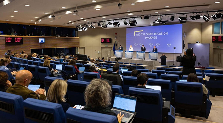 2025년 11월 19일 EU 집행위원회(EC)는 기존 인공지능법을 간소화하고, 법률 간 중복된 요건을 통합해 기업 부담을 완화하며, 행정 절차를 간소화하는 내용을 담은 ‘디지털 옴니버스 패키지(Digital Omnibus Package)’ 방안을 발표했다. EC 홈페이지