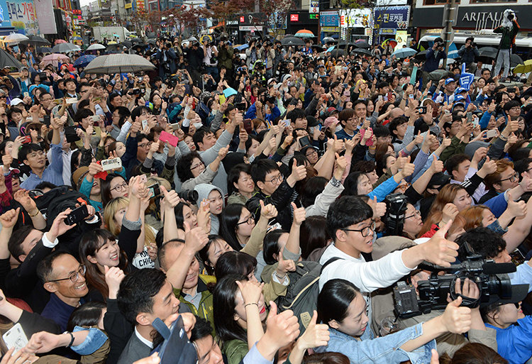 남녀로 나뉘어 한동안 정치 성향이 극심하게 갈렸던 20·30대가 최근 들어 남녀 모두 보수성향이 늘고 진보성향이 감소한 것으로 나타났다. 사진은 2017년 대선 유세 때 대학가 앞에 모인 청년들 모습. 동아DB