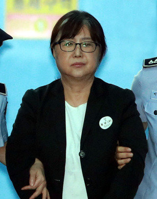 2018년 8월 24일 국정농단 당사자 최순실 씨가 서울 서초구 서울중앙지방법원에서 열린 항소심 선고 공판을 마치고 호송차에 오르고 있다. 동아DB