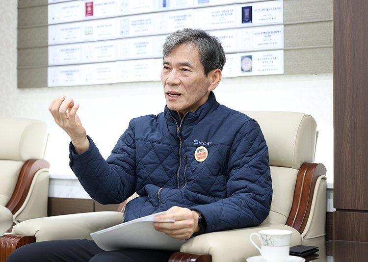 2025년 12월 10일 부산 부산진구 공사 사옥에서 이병진 부산교통공사 사장이 ‘신동아’와 인터뷰하고 있다. 부산교통공사