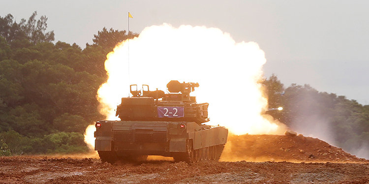 2024년 8월 독일 검찰은 디터 슈미트 등 러시아계 독일인 3명을 러시아 비밀 요원으로 활동한 혐의로 기소했다. 이들은 우크라이나군이 M1 에이브럼스 전차 운용 훈련을 받고 있던 독일 바이에른주 북동부의 그라펜뵈어 미군기지를 촬영하며 폭탄이나 방화 공격을 계획한 혐의다. 사진은 M1 에이브럼스 전차의 사격 모습. AP뉴시스