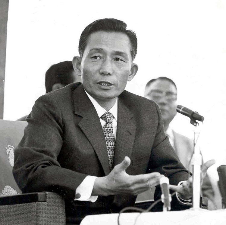 1966년 취임 세 돌을 맞은 박정희 제6대 대통령이 기자 간담화를 진행하고 있다. 동아DB