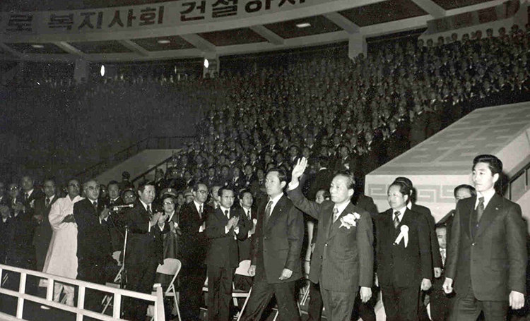 박정희 대통령이 새마을 지도자들의 박수에 손을 들어 답례하며 대회장에 들어가고 있다. 동아DB