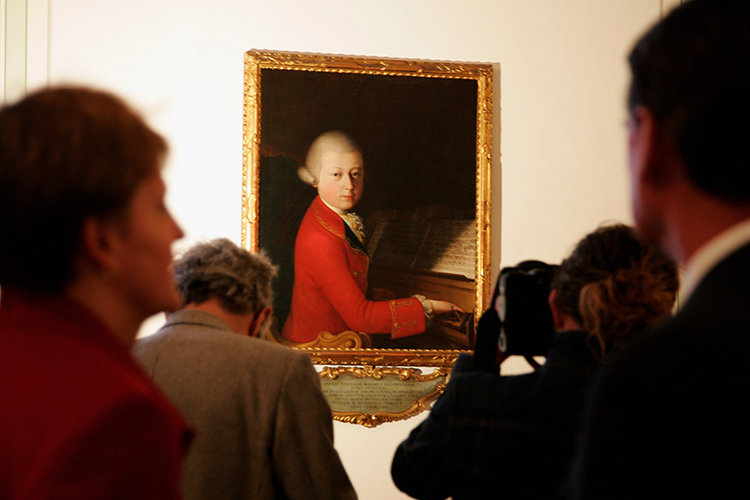 액자 속 초상화에 담긴 천재 작곡가 모차르트. Gettyimage