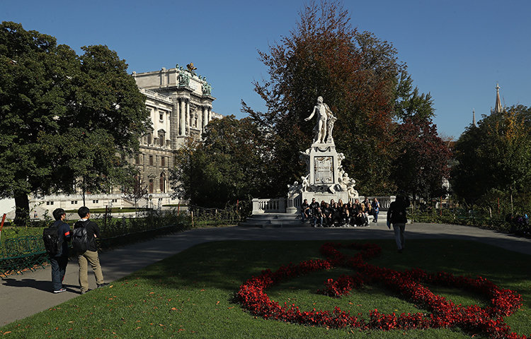 오스트리아 빈 부르크가르텐 공원에 있는 모차르트 동상. Gettyimage