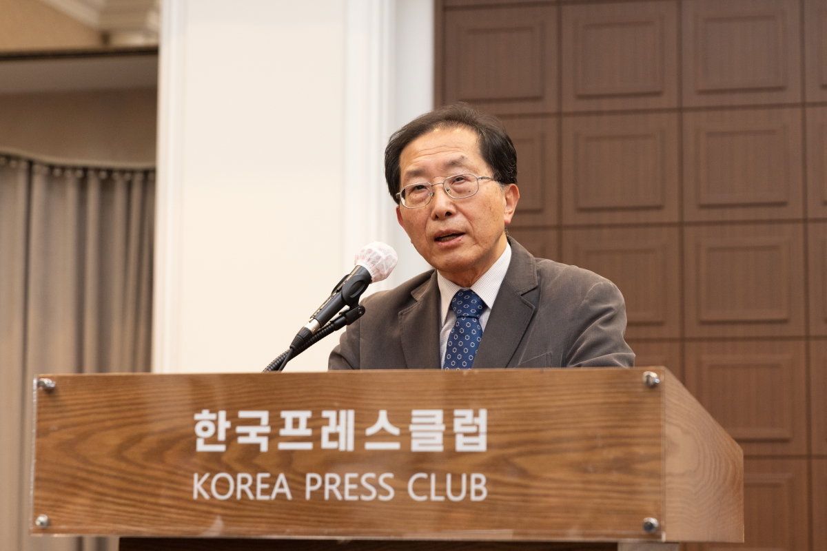 심경호 고려대 한문학과 명예교수가 2025년 12월 30일 서울 중구 한국프레스센터에서 열린 신편신역 김시습 전집 발간기념회에서 발언하고 있다. 이상윤 객원기자