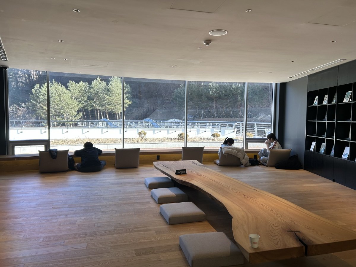 울진 금강송숲 지관서가 내부 모습. 독서와 명상이 어울리는 공간이다. 울진=허문명 기자