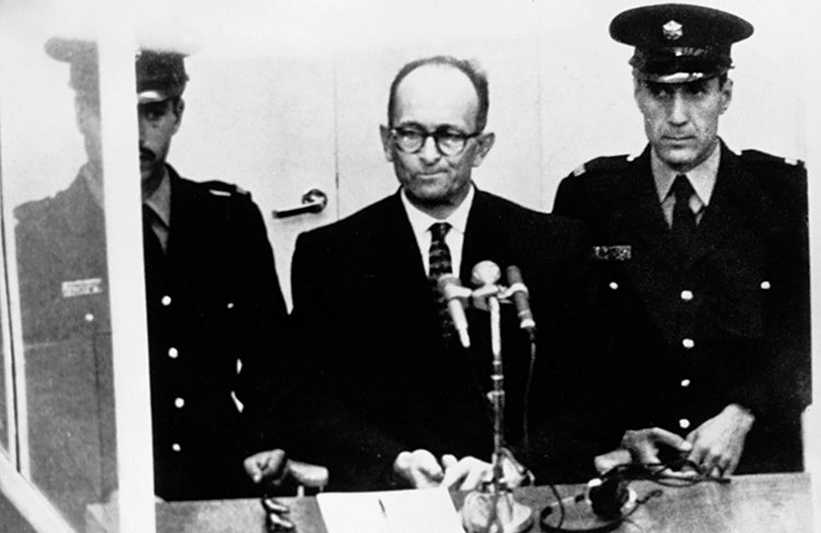 홀로코스트 집행 핵심 관계자인 아돌프 아이히만(가운데)이 1961년 이스라엘 법원에서 재판을 받고 있다. Gettyimage 