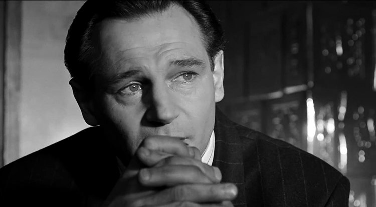 영화 ‘쉰들러 리스트’의 주인공 ‘오스카 쉰들러(리엄 니슨)’가 어린 소녀의 시신을 목격하고 본인이 운영하는 공장의 유대인을 구하려고 결심하는 장면. IMDB