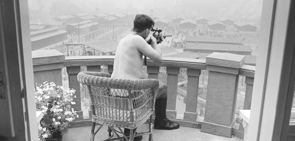 플라슈프 수용소를 지휘하던 ‘아몬 괴트(랄프 파인즈)’가 소총으로 유대인을 쏘는 장면. IMDB