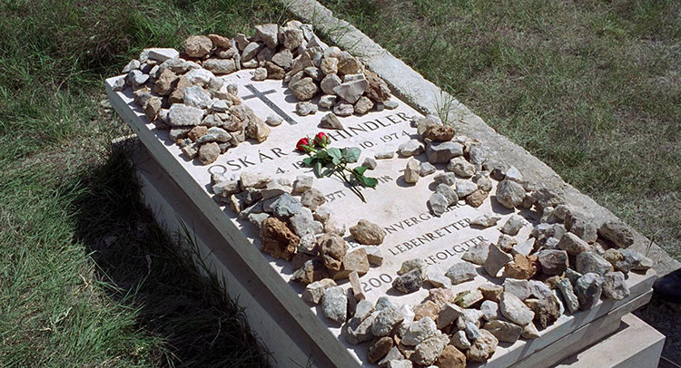 쉰들러 리스트로 목숨을 건진 유대인들과 그의 후손은 오스카 쉰들러의 묘지를 찾아 돌과 꽃을 올려놓는 방식으로 참배한다. IMDB