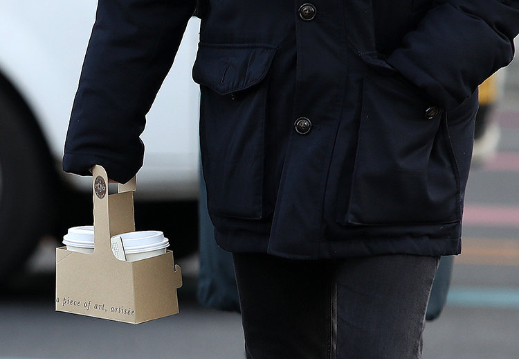 출근길에 커피를 사기 위해 잠시 카페에 들렀다가 계단에서 넘어져 다칠 경우 출퇴근 재해로 인정받을 수 있다. 뉴시스