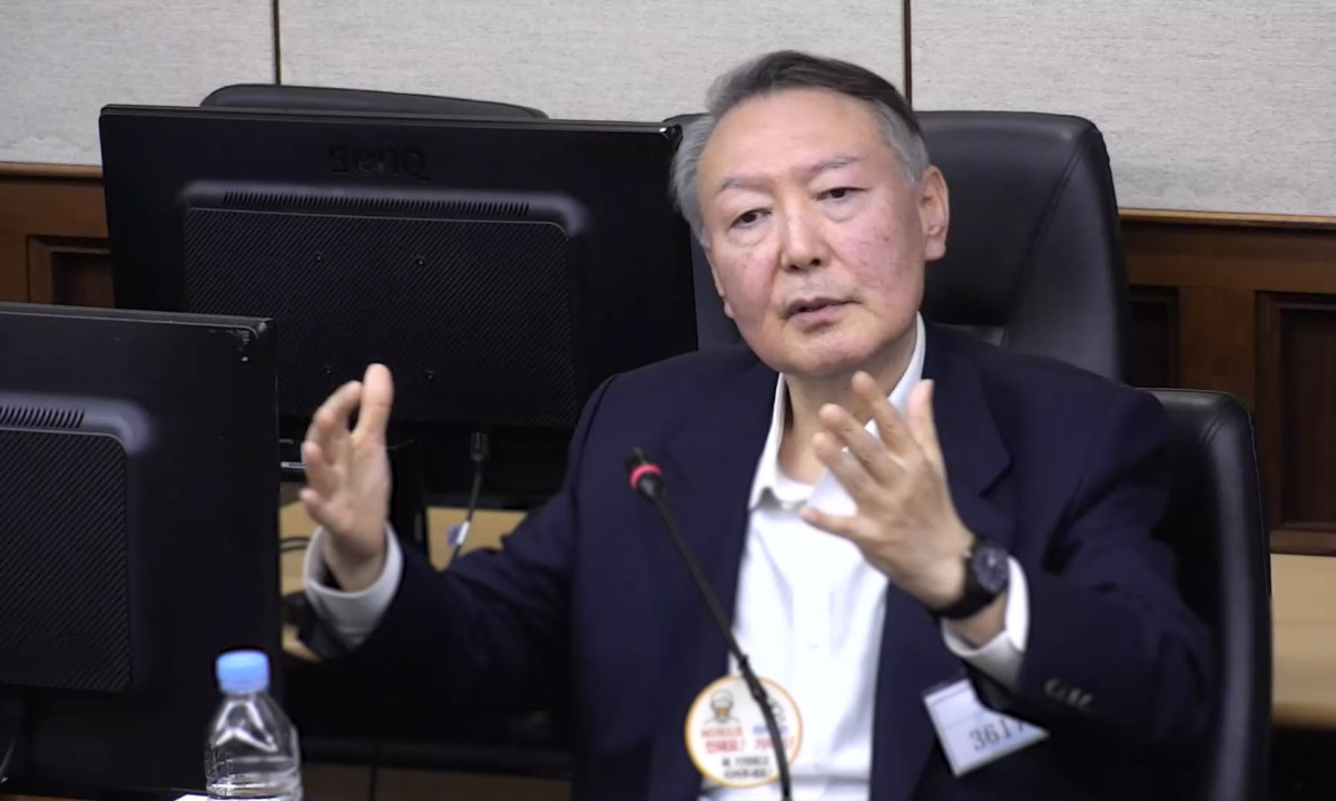 고위공직자범죄수사처(공수처) 체포영장 집행 방해 등 혐의로 기소된 윤석열 전 대통령이 2025년 12월 26일 서울 서초구 서울중앙지법에서 열린 1심 결심 공판에서 최후 진술을 하고 있다. (뉴스1)