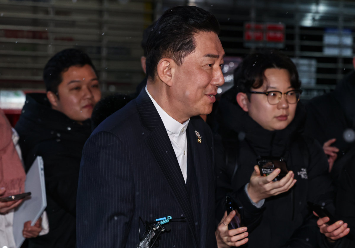 김병기 더불어민주당 전 원내대표가 1월 12일 서울 여의도 중앙당사에서 열린 윤리심판원 회의에 출석해 소명 후 당사를 나서고 있다. 뉴스1