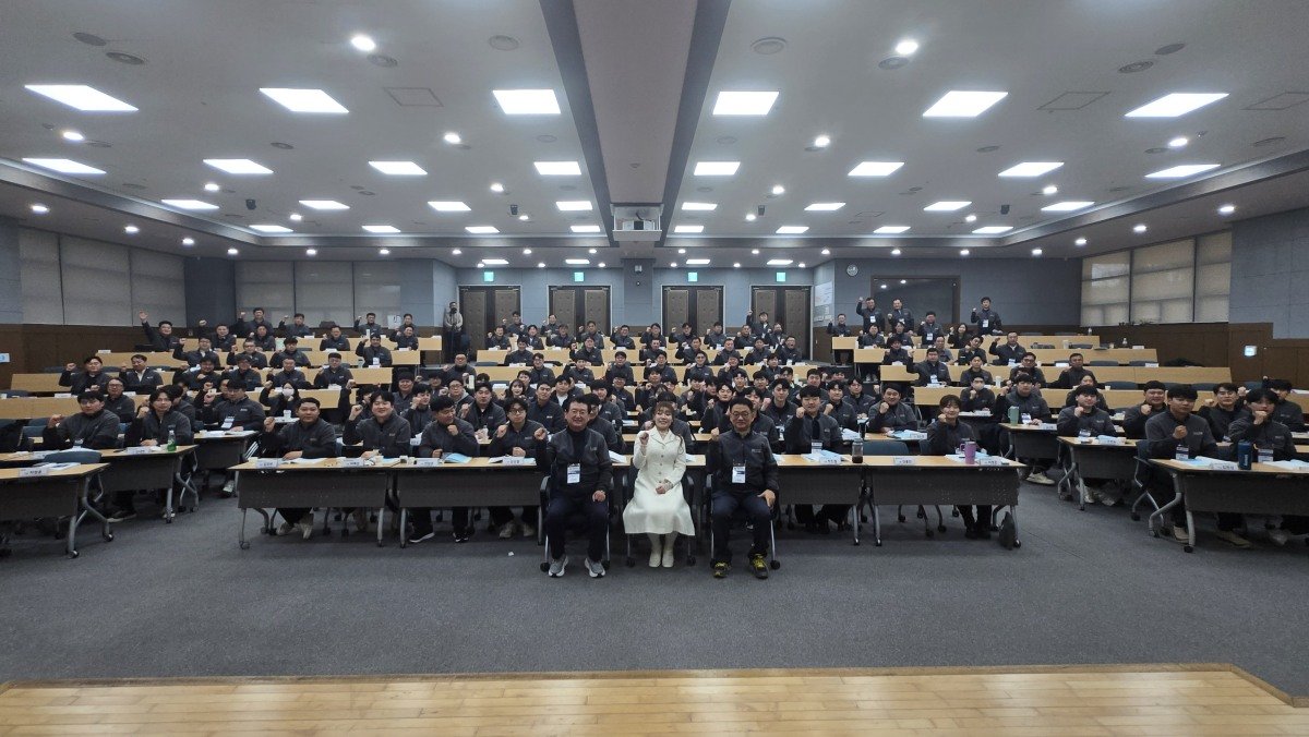 심재범 대표이사, 김예지 국민의힘 의원, 이영열 대표이사(맨 앞 왼쪽부터)와 삼호개발 임직원들이 1월 13일 건설경영연수원 중강당에서 기념 촬영을 하고 있다. 삼호개발  