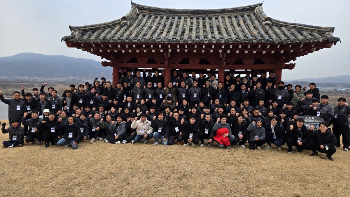  삼호개발 임직원들이 1월 15일 두무소 국가생태탐방로 걷기 행사 후 모현정에서 기념 촬영을 하고 있다.  삼호개발