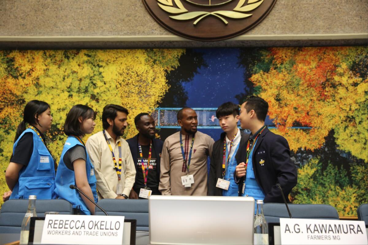 2025년 12월 7일 케냐 나이로비에서 열린 제7차 유엔환경총회 부대행사인 ‘유엔청년환경총회’에 참석한 한국 학생들이 유엔 관계자들과 대화하고 있다. 사진 왼쪽부터 권소정, 권나현 학생, 유엔 관계자 두 명과 , 최연우, 이도열 학생. ㈔에스디지유스