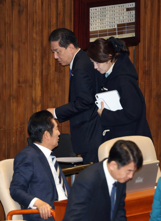 2025년 12월 24일 서울 여의도 국회에서 열린 본회의에서 김병기·강선우 의원이 대화를 나누며 발걸음을 옮기고 있다. 뉴스1