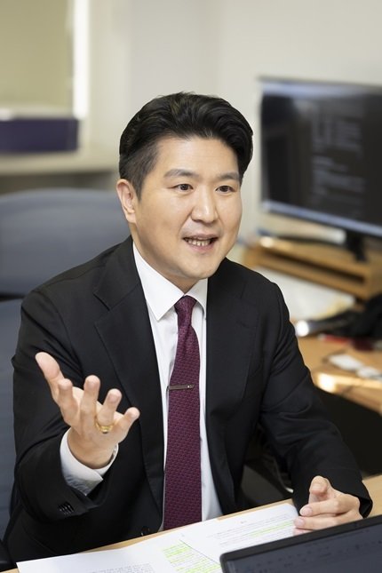 석병훈 이화여대 경제학과 교수가 ‘신동아’와 인터뷰하고 있다. 박해윤 기자