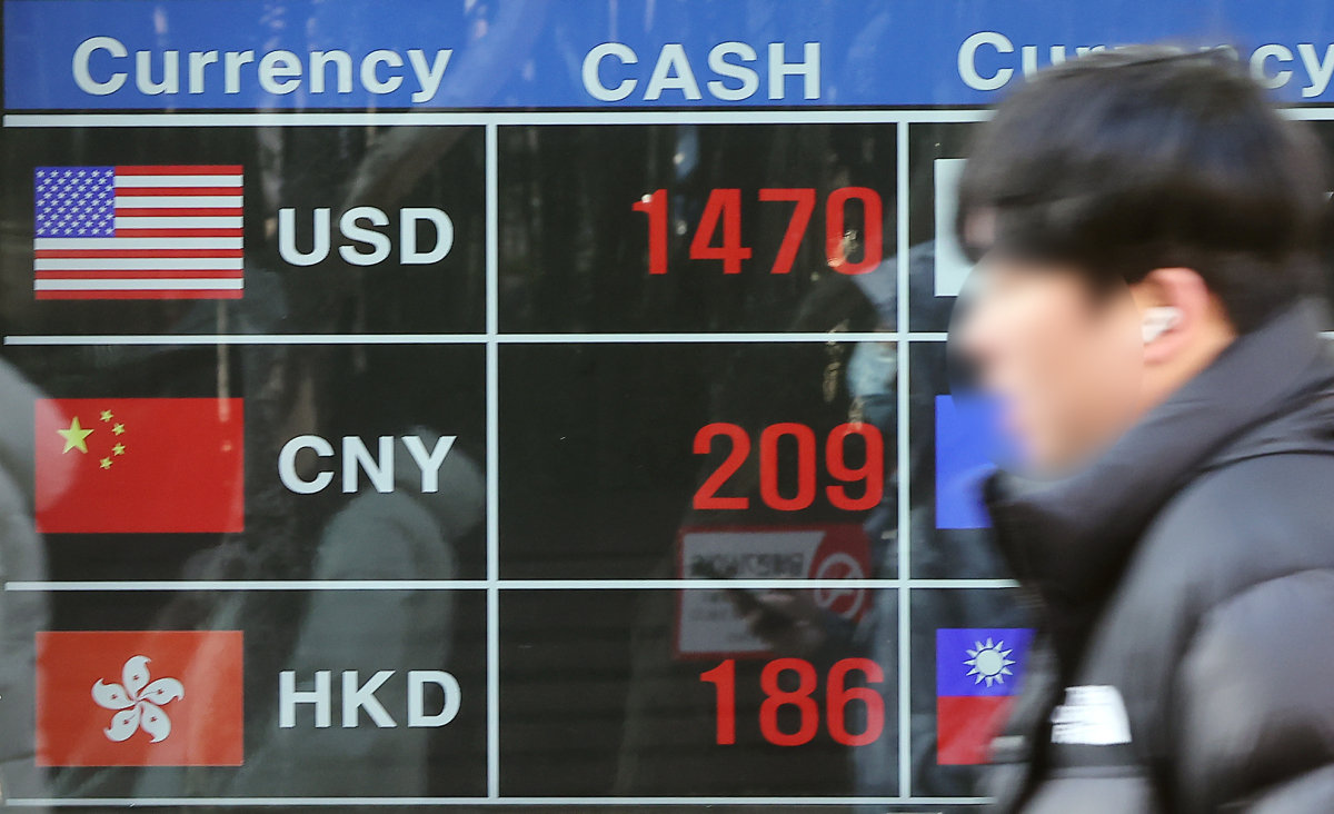 외환 당국의 개입에도 불구하고 원·달러 환율이 다시 상승세를 보였다. 1월 13일 환율은 1472.9원으로 장중 1470원을 돌파했다. 사진은 이날 서울 중구 명동 환전소 전광판에 나오는 원·달러 환율 시세. 뉴스1