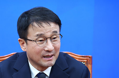 1월 11일 더불어민주당 새 원내대표에 당선한 한병도 의원이 당선 후 기자간담회를 하고 있다. 뉴시스