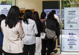 2025년 4월 SK텔레콤 유심 정보 유출 사고가 벌어지자 같은 해 5월 20일 서울 시내의 한 SK텔레콤 직영점에서 소비자들이 유심 교체 관련 상담을 받으려 줄 서 있다. 동아DB