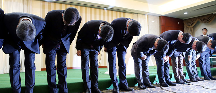 2014년 1월 20일 오전 서울 중구 코리아나호텔에서 열린 신용카드3사(KB국민카드, NH농협카드, 롯데카드) 개인정보 유출 사건에 관한 기자회견에서 카드3사 임직원들이 고객들에게 사과하고 있다. 동아DB