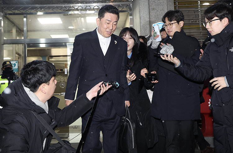 김병기 전 더불어민주당 원내대표가 1월 12일 저녁 서울 여의도 중앙당사에서 열린 윤리심판원 회의 출석을 마치고 밖으로 나서고 있다. 이날 윤리심판원은 공천헌금 수수 등 각종 비위 의혹을 받은 김병기 의원에 대해 제명을 의결했다. 뉴시스