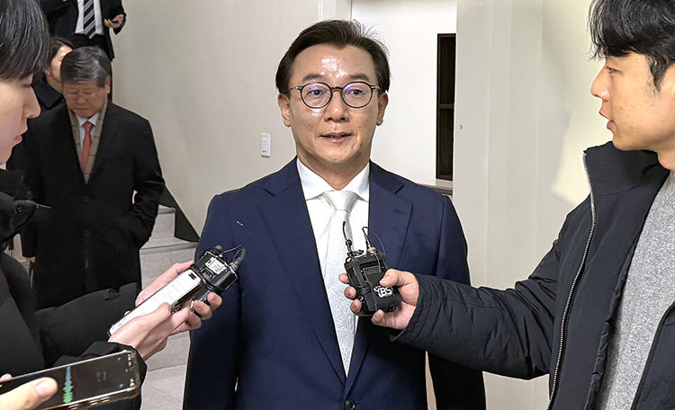 통일교 금품 수수 의혹을 받는 전재수 전 해양수산부 장관이 지난해 12월 20일 서울 서대문구 경찰청 국가수사본부에서 피의자 조사를 마치고 나서고 있다. 뉴시스