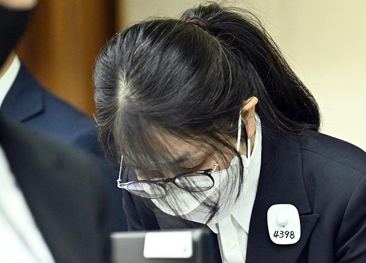 도이치모터스 주가조작, 통일교 청탁·뇌물 수수 의혹 혐의 등으로 구속 기소된 김건희 여사가 지난해 9월 24일 서울 서초구 서울중앙지방법원에서 열린 첫 재판에 출석해 고개 숙여 인사하고 있다. 뉴시스