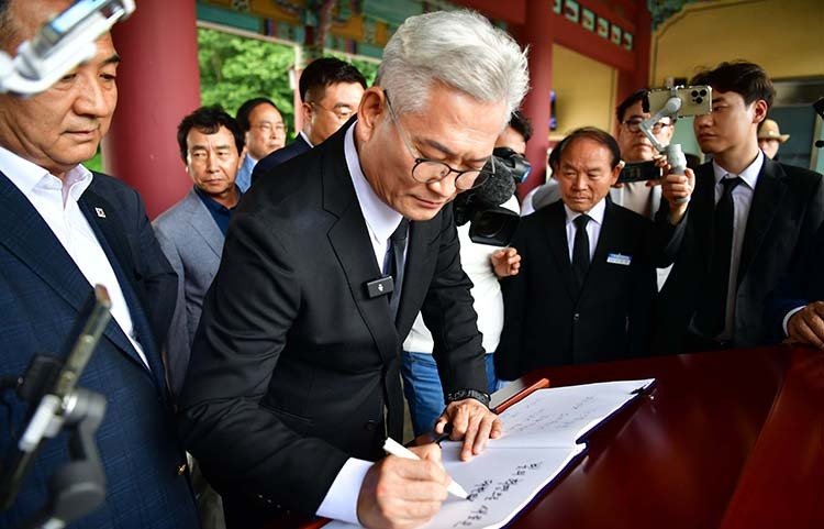 송영길 소나무당 대표가 지난해 6월 25일 광주 북구 운정동 국립 5·18묘지를 찾아 방명록을 작성하고 있다. 뉴시스