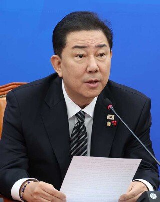 공천 헌금 수수 의혹과 각종 특혜 논란에 휘말린 김병기 전 더불어민주당 원내대표. 뉴시스