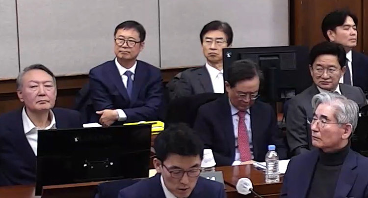 1월 9일 윤석열 전 대통령(맨 왼쪽)이 서울중앙지방법원에서 열린 내란 우두머리 혐의 1심 결심 공판에 참석해 자리에 앉아 있다. 서울중앙지법