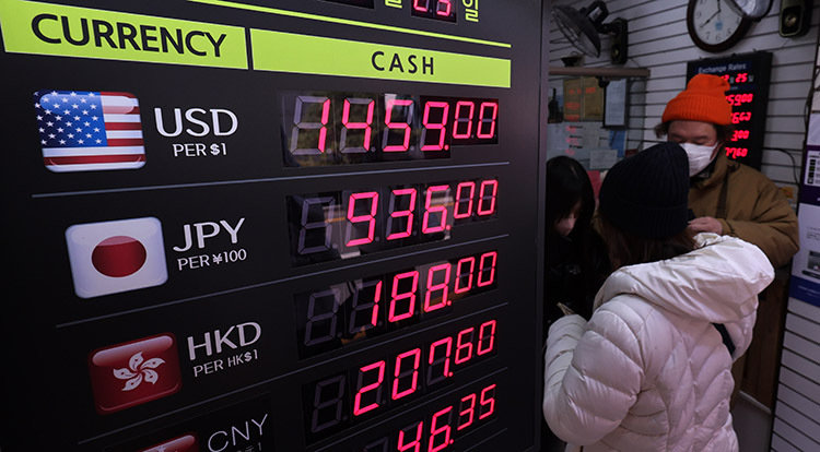 2025년 12월 24일 정부의 외환 수급대책 발표 이후 원·달러 환율이 하락한 가운데 이튿날 서울 명동 환전소 전광판에 환율 시세가 나타나고 있다. 뉴스1