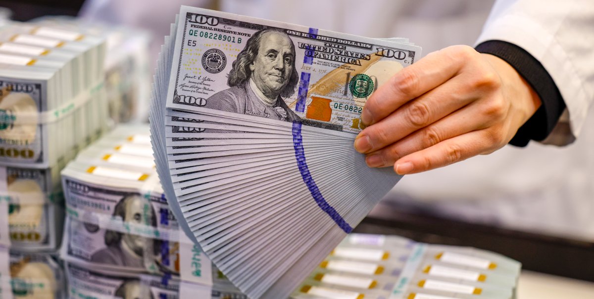 ‘2025년 12월 말 기준 외환보유액은 4280억5000만 달러로 직전 달 대비 약 26억 달러 감소했다. 1500원을 위협한 고환율에 외환 당국이 달러 매도 개입에 나섰고, 국민연금과의 외환스와프도 가동된 영향이다. 사진은 1월 6일 서울 중구 하나은행 위변조대응센터에서 직원이 달러를 정리하는 모습. 뉴시스