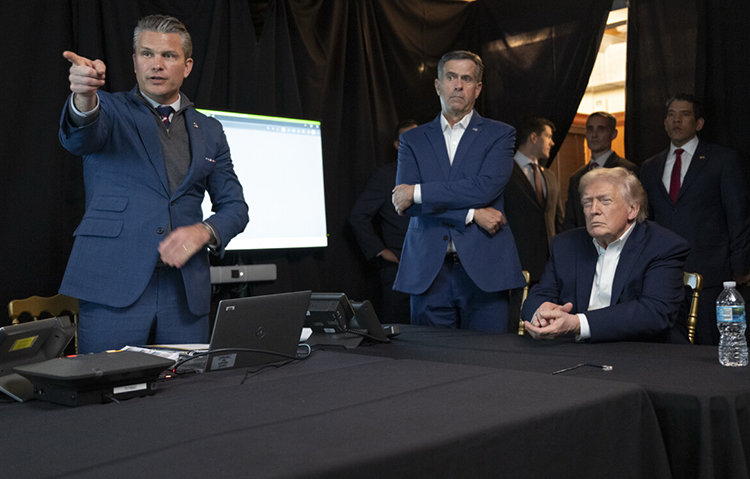 도널드 트럼프 미국 대통령과 존 랫클리프 미 중앙정보국(CIA) 국장, 피트 헤그세스 국방장관(오른쪽부터)이 1월 3일(현지 시간) 미국 플로리다주 마러라고 리조트에 마련된 상황실에서 니콜라스 마두로 베네수엘라 대통령 체포 작전 상황을 지켜보고 있다. 도널드 트럼프 트루스소셜