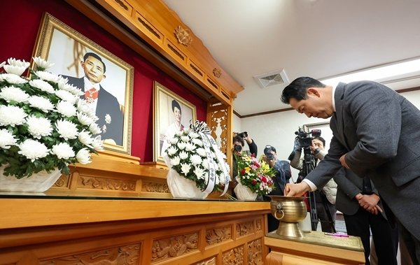 장동혁 국민의힘 대표가 2025년 11월 25일 경북 구미 박정희 전 대통령 생가를 방문해 추모관에서 분향하고 있다. 뉴시스