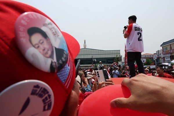 2025년 5월 28일 김문수 당시 국민의힘 대선후보가 경남 김해 유세에서 지지를 호소하고 있다. 뉴스1