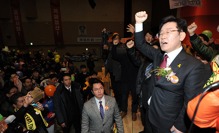 2017년 1월 15일 이재명 당시 성남시장이 광주 서구 김대중컨벤션선터에서 열린 손가락혁명군 출정식에서 지지자들과 함께 ‘임을 위한 행진곡’을 제창하고 있다. 뉴스1